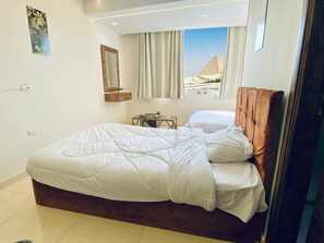 Habitación triple Confort, 1 habitación, vista a la montaña | Escritorio, espacio para trabajar con laptop y insonorización 
