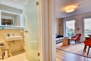 Shower, hair dryer - Vacation apartment in the Wreecher Idyll on Lake Wreechen (Putbus)