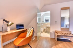 Escritorio, wifi gratis, ropa de cama
