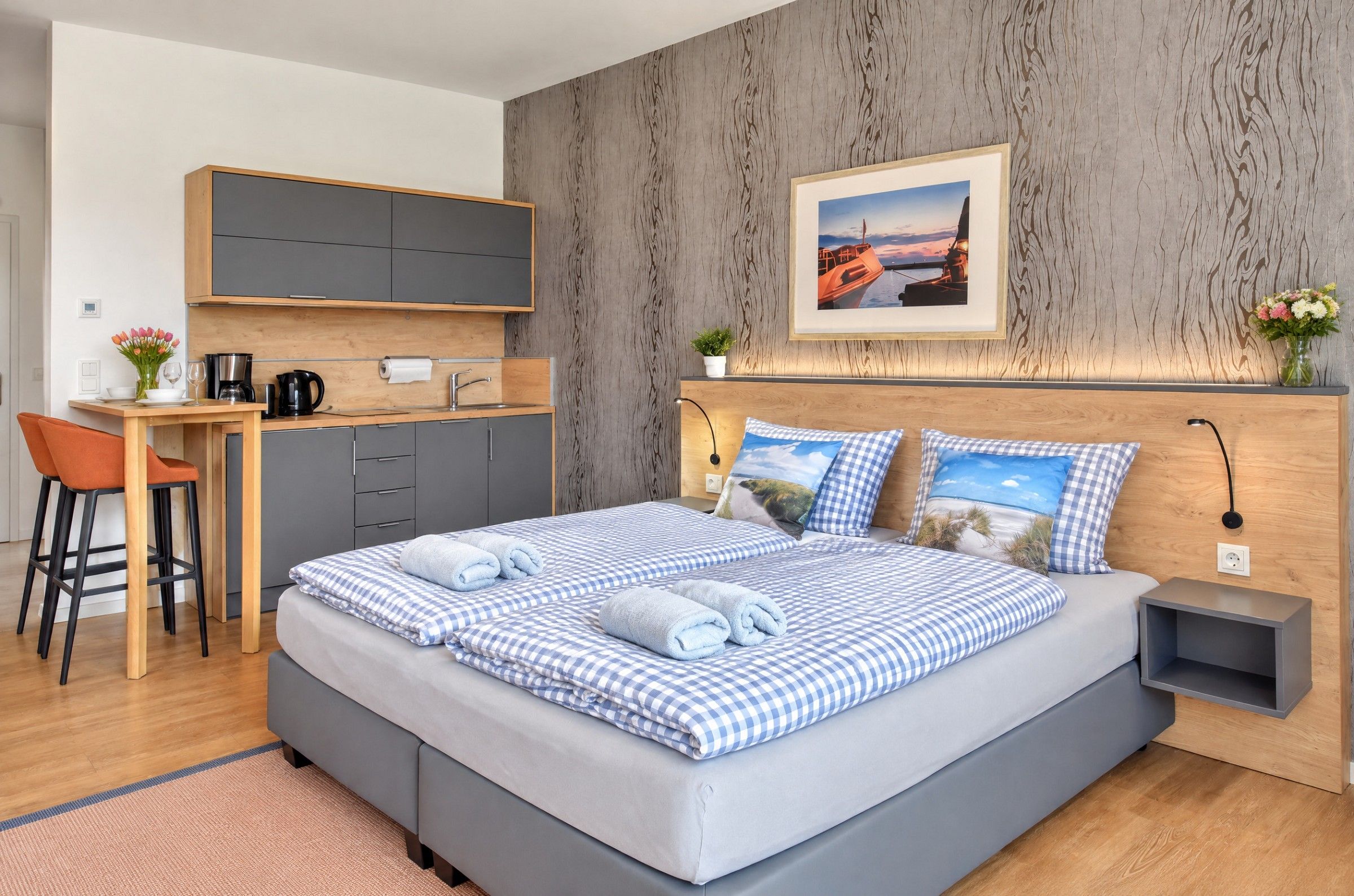 Ein modernes Schlafzimmer mit einem großen Bett, einem Schreibtisch und einem Stuhl.