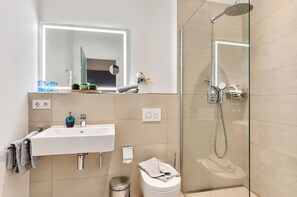 Bathroom - Vacation apartment in the idyllic village of Wreecher on the shores of Lake Wreechen (Putbus)