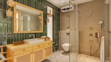 Luxury Room, Pool View | Bathroom