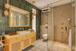 Luxury Room, Pool View | Bathroom