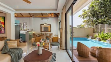 Luxury Room, Pool View | Living area