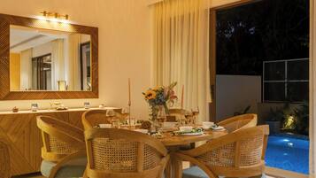 Luxury Room, Pool View | Dining room