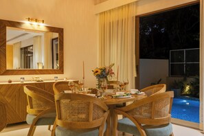 Luxury Room, Pool View | Dining room