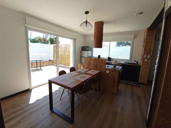 Dining - Seaside accommodation, 300 m walk from the beach with private parking (Créances)