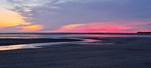 Beach - Seaside accommodation, 300 m walk from the beach with private parking (Créances)