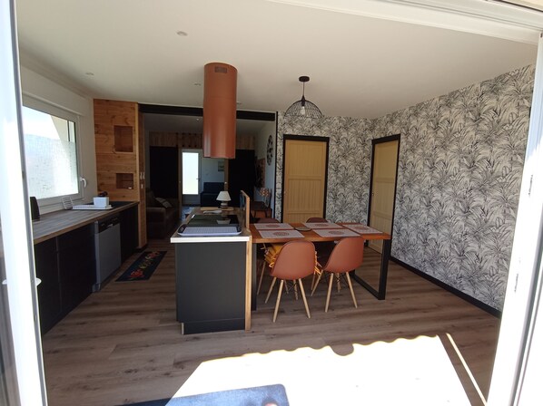 Interior - Seaside accommodation, 300 m walk from the beach with private parking (Créances)