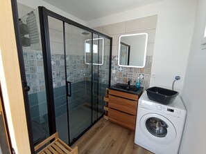 Shower, hair dryer, towels, toilet paper - Seaside accommodation, 300 m walk from the beach with private parking (Créances)