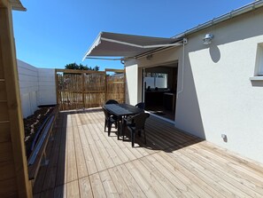 Outdoor dining - Seaside accommodation, 300 m walk from the beach with private parking (Créances)