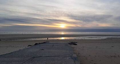 Seaside accommodation, 300 m walk from the beach with private parking