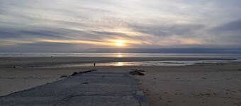 Seaside accommodation, 300 m walk from the beach with private parking
