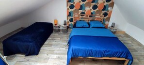 2 bedrooms, iron/ironing board, WiFi, bed sheets - Seaside accommodation, 300 m walk from the beach with private parking (Créances)