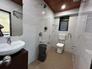 Superior Double Room, City View | Bathroom | Shower, towels, soap, shampoo
