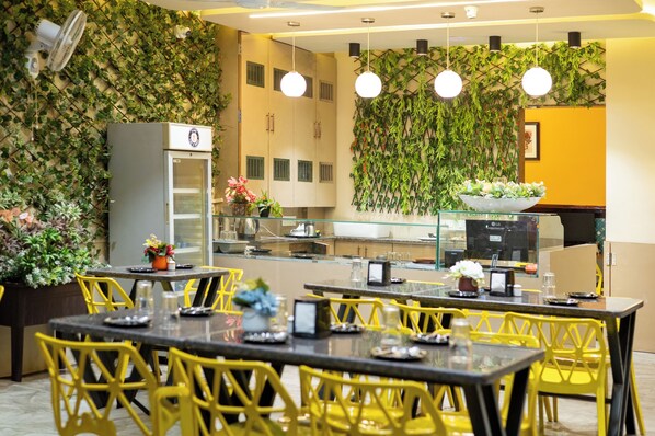 Restaurant - Hotel Pravasa stay, Shirdi (Rahata)