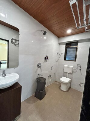 Superior Double Room, City View | Bathroom | Shower, towels, soap, shampoo