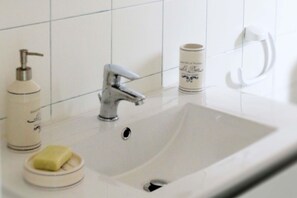 Apartment | Bathroom | Hair dryer - Apartment in Liguria With Side sea Views (Portovenere)