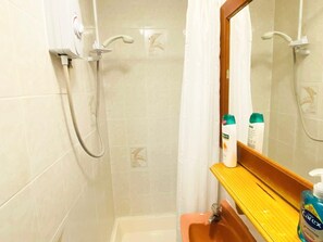Regadera, amenidades de baño gratuitas, secadora de cabello, jabón 
