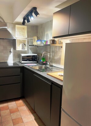 Kühlschrank, Mikrowelle, Herdplatte, Geschirrspüler