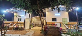 Charming 2-bedroom farmhouse in welcoming Moinabad with AC