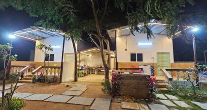 Charming 2-bedroom farmhouse in welcoming Moinabad with AC