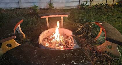 Charming 2-bedroom farmhouse in welcoming Moinabad with AC