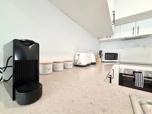 Een koelkast, een microgolfoven, een oven, een kookplaat