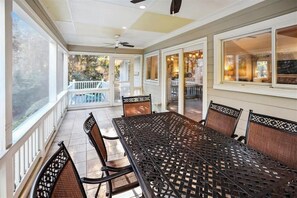 屋外ダイニングエリア