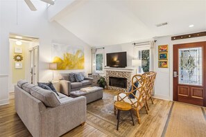 Living area - 30 Moonshell - 4 Bd, 2 Kitchens, Dog Friendly (Hilton Head Island)