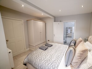 3 habitaciones, tabla de planchar con plancha y cuna de viaje 