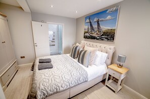 3 bedrooms, desk, iron/ironing board, free WiFi - Devon Cottage is a stylish centrally-located three bedroom house with private parking. (Whitstable)