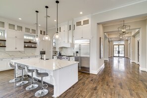 Microwave, oven, stovetop, dishwasher - Spacious 5-Bedroom FIFA World Cup Ready Mansion | 25 mins from NRG Stadium (Houston)