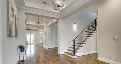 Spacious 5-Bedroom Gated Mansion in the Heart of Houston