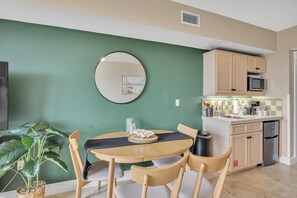 Réfrigérateur, micro-ondes, cafetière/bouilloire, chaise haute