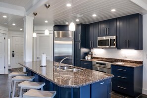 冷蔵庫、電子レンジ、オーブン、コンロ