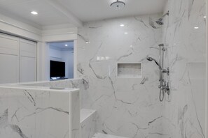 Dusche, Haartrockner, Handtücher