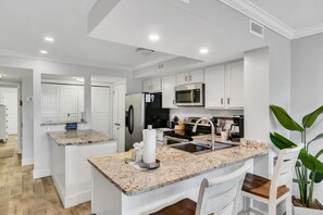 Frigorífico, microondas, horno y placa de cocina