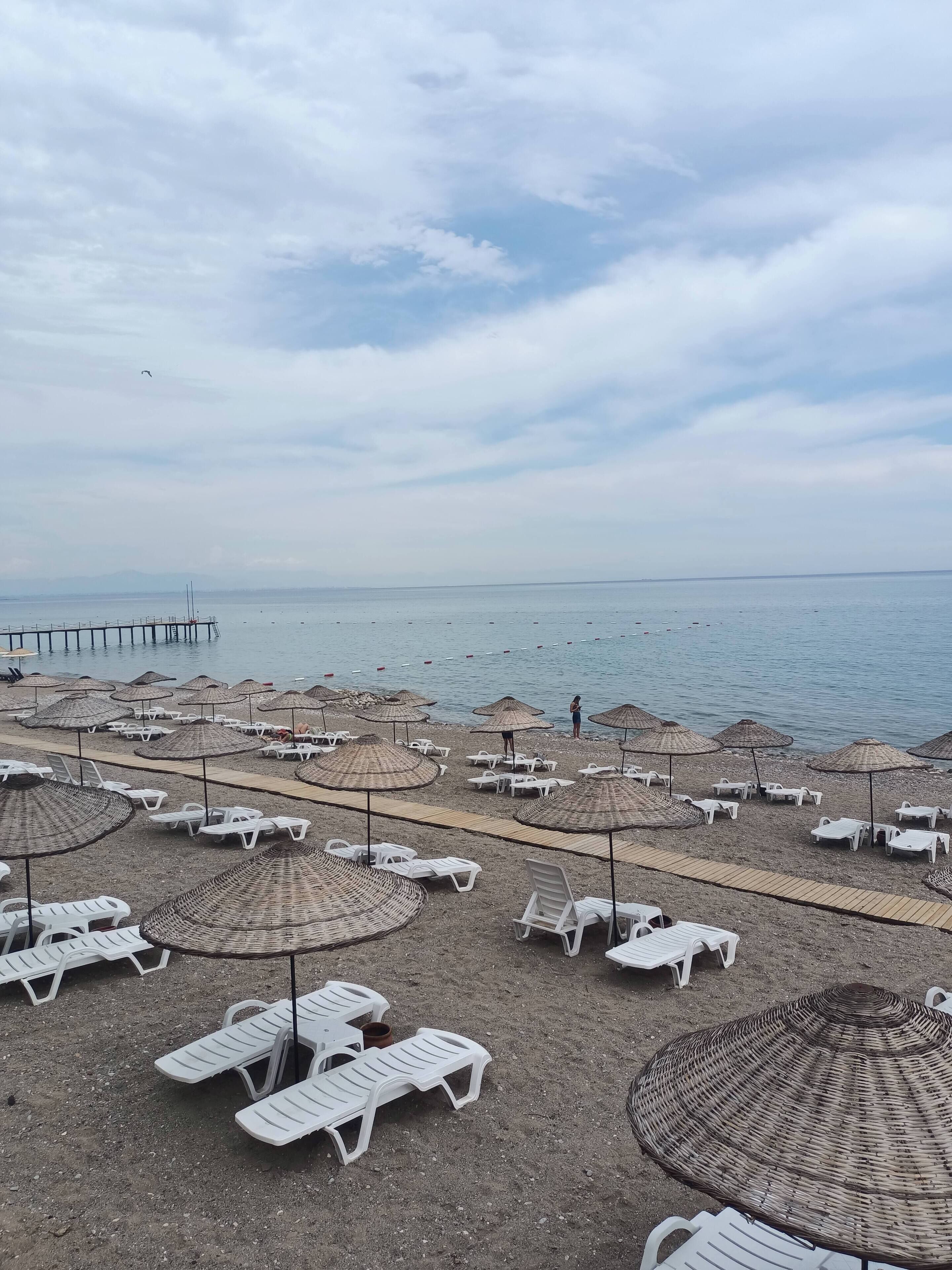 Sillas reclinables de playa, sombrillas