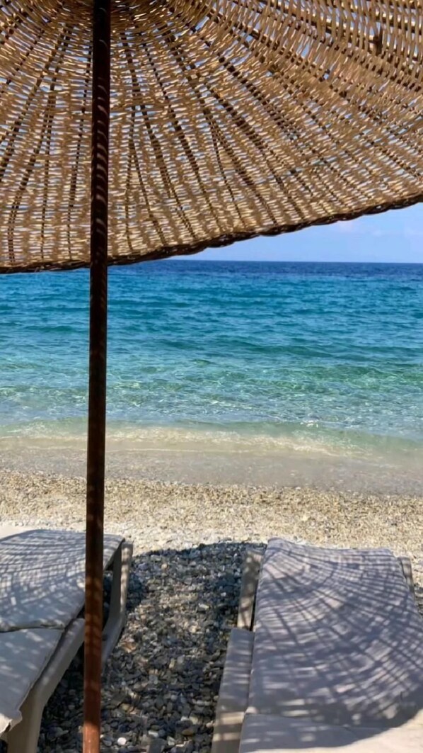 Liegestühle, Sonnenschirme