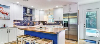 Pool & Patio Paradise! Largo Escape 4 Mi to Beach