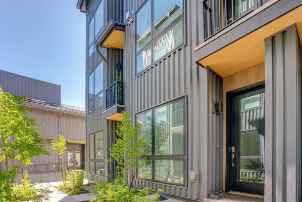 Interior - Hot Tub & Views: Getaway 8 Mi to Keystone Resort! (Silverthorne)