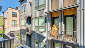 Un edificio moderno de varios pisos con ventanas amplias y balcones.