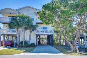 Interior - 2 Blocks to Ocean: Garden City Beach Home w/ Pool! (Murrells Inlet)