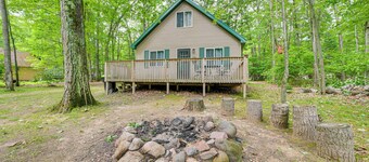 2 Blocks to Higgins Lake: Family-friendly Home