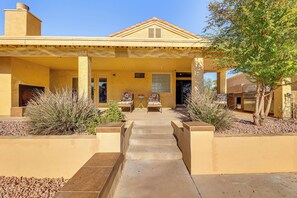 House (2 Bedrooms) | Interior - Half-mi to Dtwn: Lakefront Gilbert Home! (Gilbert)