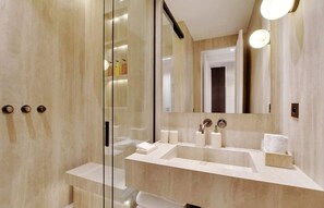 Shower, hair dryer - The Lander - Serviced 1BR/1BA - Rennes I (Paris)