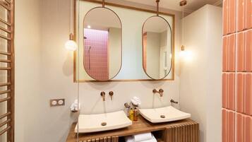 Douche, sĂšche-cheveux