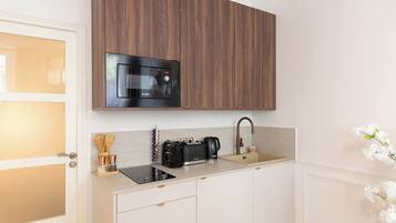 Réfrigérateur, micro-ondes, plaque de cuisson, cafetiÚre/bouilloire