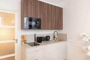 Kühlschrank, Mikrowelle, Herdplatte, Wasserkocher mit Kaffee-/Teezubehör